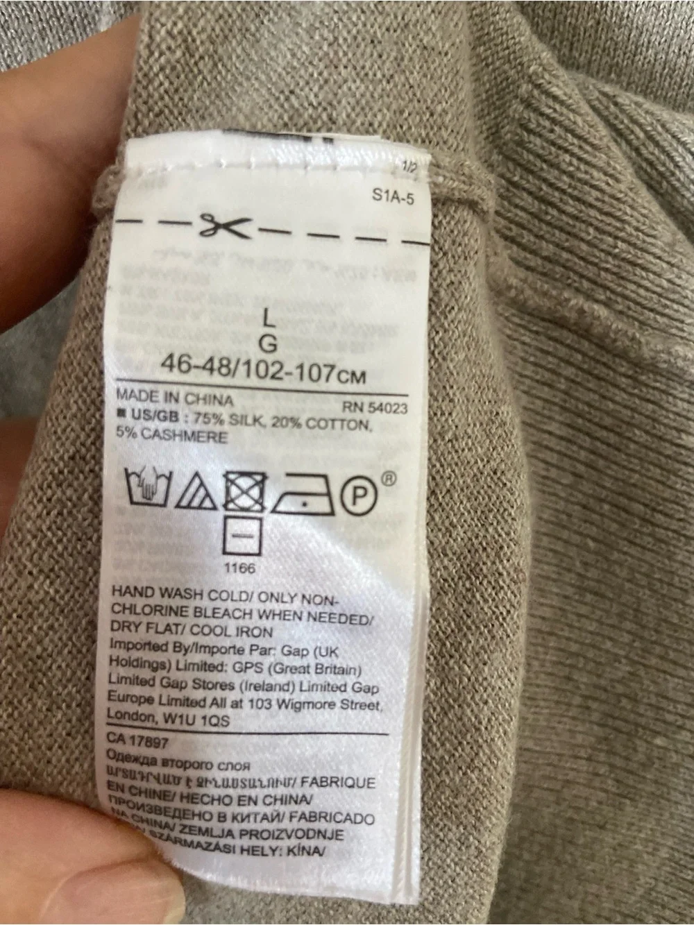 Banana Republic Men's Luxury Blend (Cashmere)Light Gray V-Neck Sweater size L